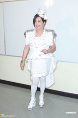 组图：罗嘉良亮相无线饮食节目晒爱的纹身