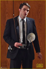 组图：暮光男新片变名摄影师 片场与女演员说笑