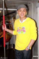 高清图：谭咏麟与郑欣宜做公益 与长者搭乘地铁