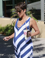 组图:哈莉-贝瑞吊带长裙现身 大肚浑圆罩杯升级