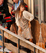 组图：佩内洛普-克鲁兹片场搞笑 一秒钟变胡子大叔