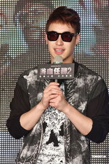 组图：潘玮柏酷装扛枪亮相 对“史泰龙”袭胸