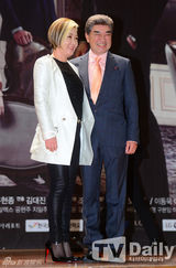 组图：李多海时隔八年再搭李栋旭 镂空裙秀美胸