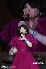 组图：蔡琴百万精华上海演唱会 回忆往事泪盈眼眶