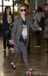 组图：少女时代赴日开唱 素颜休闲装扮亮相机场