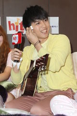 组图：林宥嘉出席活动左拥右抱 提绯闻女友尴尬