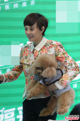 组图：孙俪俏丽小西装抱萌狗爱意浓