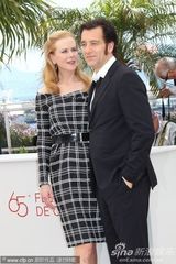 组图：妮可短裙现身新片记者会别样性感