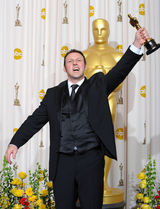 高清图：奥斯卡后台 《阿凡达》摄影师亲吻小金人