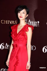 组图：桂纶镁红色礼服亮相 搭配裸色高跟鞋