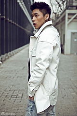 星街拍：魏晨寒冬街拍换装秀 迷幻色披风显帅气