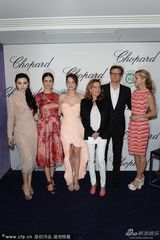 组图：范冰冰裸色紧身裙露背秀身材