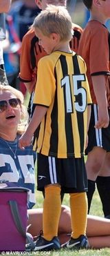 组图：布兰妮搂儿子亲密母爱泛滥 与前夫同场