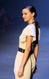 幻灯图集：布鲁姆女友米兰达性感新装秀