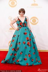 组图：《衰姐们》莉娜-杜汉姆花裙亮相艾美红毯