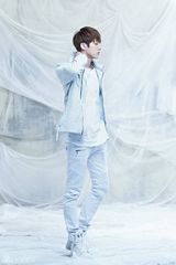 组图：防弹少年团曝回归宣传照演绎纯白之美