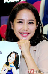 组图：韩星赵茹珍清凉亮相签名会