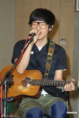 组图：卢广仲不畏台风彩排 郭采洁探班送补品