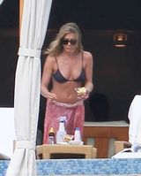 组图：安妮斯顿穿性感比基尼与男友甜蜜度假