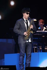 组图：黄小琥萧煌奇香港开唱 叶德娴等众星捧场