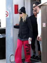 组图：麦当娜粉裤运动衫亮相洛城 金发墨镜炫酷