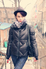 组图：韩丹彤黑色羽绒街拍 小礼帽显俏皮