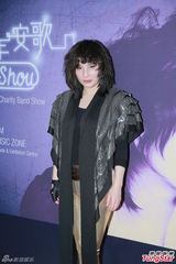 组图：何超仪紧身服飘孕味 卢巧音望度假造人