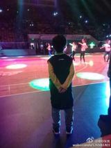 组图：张亮父子观战CBA变球迷 天天：喜欢帅哥