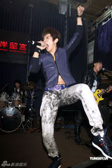 幻灯组图：汪东城助阵“晚生”送吉他秘笈