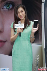 组图：钟嘉欣清凉连衣裙现身铜锣湾 遭粉丝围堵