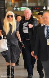 幻灯：Lady Gaga抵达日本 做经典“呲牙”怪相