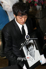 幻灯图：朴龙河灵车抵达火葬场 骨灰将安置京畿道