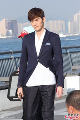 组图：《华丽上班族》张翰秋瓷炫品尝地道美食