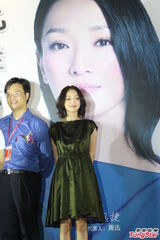 组图：周迅亮相上海优雅文静