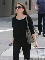 组图：德普双性恋女友街头遛狗 狂发短信疑传情