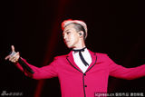 组图：成龙演唱会开唱 权志龙助阵红西装抢镜