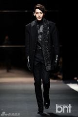 组图：韩星金宇彬郑京浩等献华丽T台秀