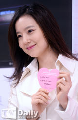 组图：韩星文彩媛白衣飘飘清新亮相签名会