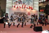 组图：日本组合AKB48成员香港会歌迷热情亲民