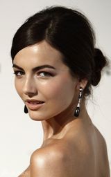 幻灯：卡米拉-贝尔出席活动 低胸亮相媚眼勾人