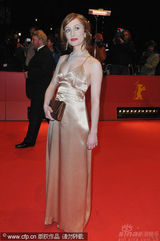 幻灯：《一个好人》首映人多势众 男女星热吻抢镜