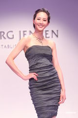 组图：张钧甯优雅小礼服现身 拍婚纱戏感动想婚