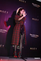 组图：萧亚轩黑丝红鞋为友捧场演唱巧遇前男友