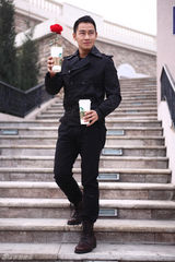 组图：王小毅上演自编自导光棍节主题街拍    