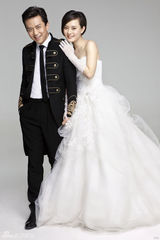 组图：邓超孙俪婚纱照曝光 温馨相拥露幸福笑容