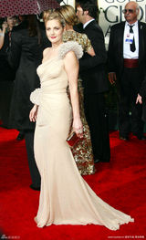 高清组图：女星德鲁-巴里摩尔和男友当众亲吻