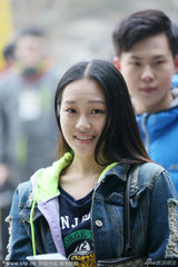 组图：北影复试考生疾步赶考 各色清新美女抢镜