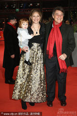 幻灯图集：《谜团》首映 女导演抱宝宝亮相