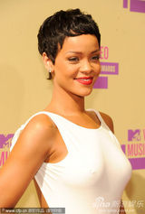 组图：小天后蕾哈娜优雅白裙扮女神