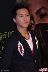 组图：韩庚前导画册狂热签售 粉丝蜂拥而至